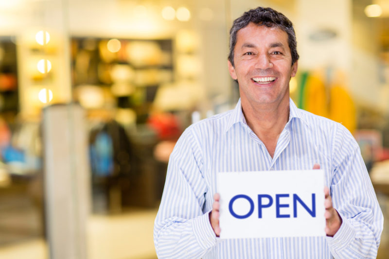 Abertura de empresa - empresário sorrindo após abrir empresa