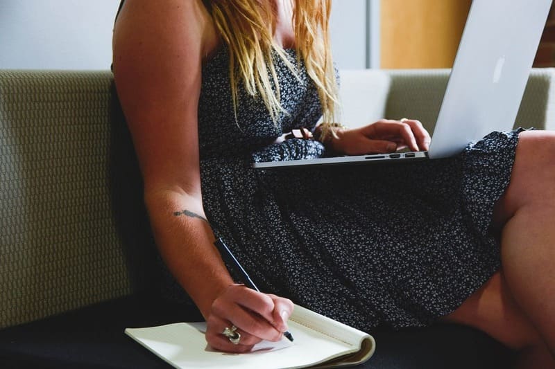 Natureza Jurídica - imagem de empresária com notebook definindo o tipo societário da empresa