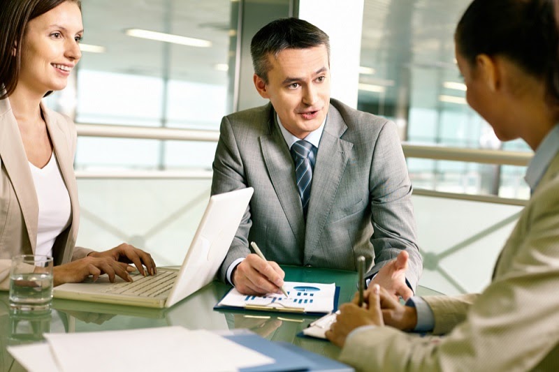 Como abrir uma empresa de consultoria consultores conversando mesa