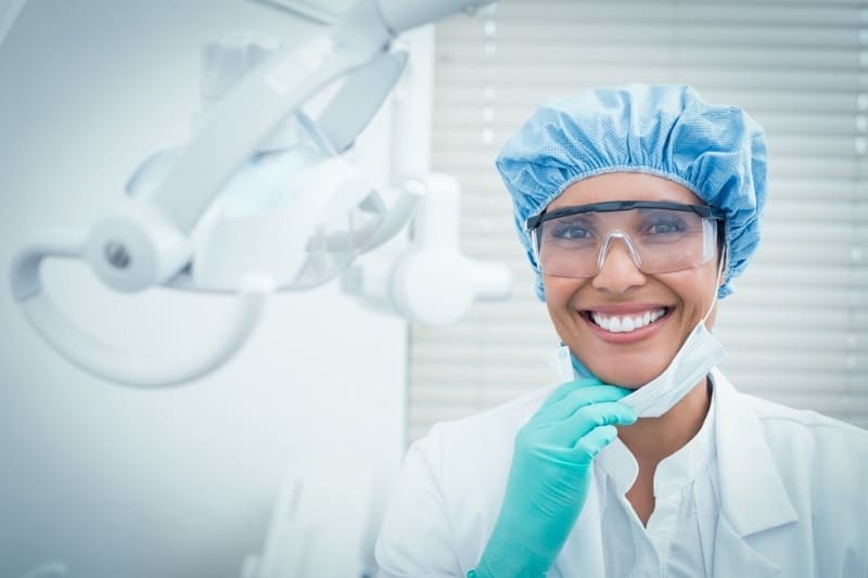 Como abrir uma clínica odontológica - foto dentista sorrindo