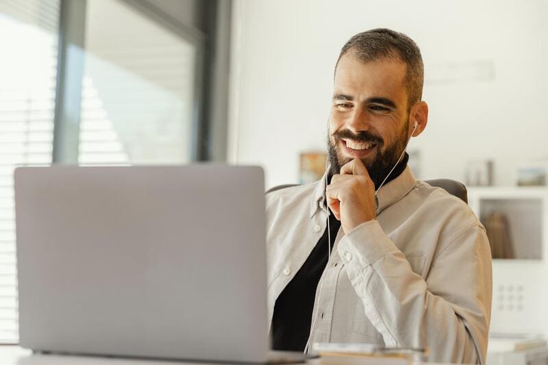 Como abrir uma empresa de coprodução - foto de co-produtor fazendo tráfego de lançamento digital na Hotmart