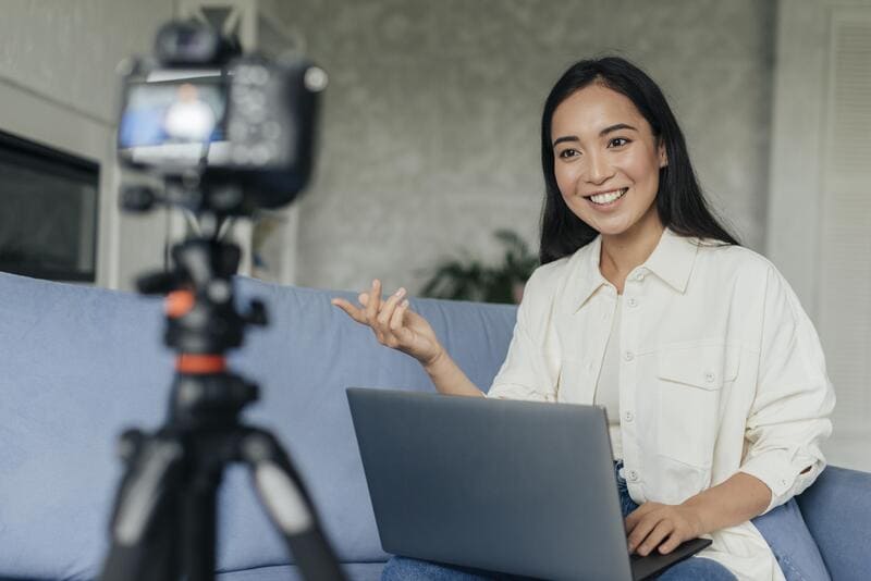 O que é youtuber - foto de uma youtuber gravando vídeo para canal no Youtube