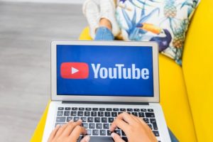 Tributação para youtubers - foto de youtuber tranquilo por pagar pouco imposto sobre os ganhos do adsense