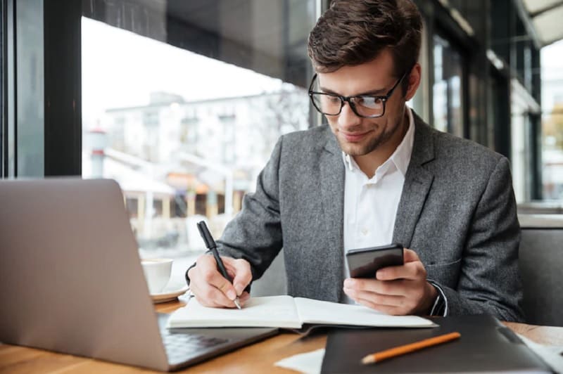 Como abrir um negócio próprio - imagem de contador fazendo a abertura de empresa