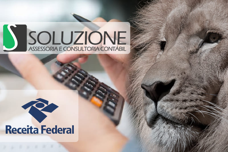 Tudo sobre Imposto de Renda - foto de contador usando calculadora e o Leão da Receita Federal à frente com logos da Receita Federal e Soluzione Contábil