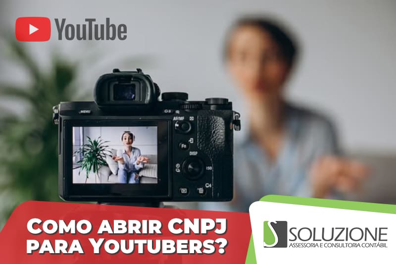 Como abrir CNPJ para youtubers - mulher youtuber gravando vídeo com câmera DSLR para canal no Youtube