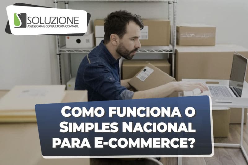 Simples Nacional para ecommerce como funciona - imagem de empresário de ecommerce fazendo conferência de mercadorias