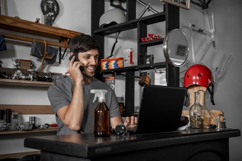 Contabilidade para autopeças - imagem de empresário em sua loja de peças automotivas