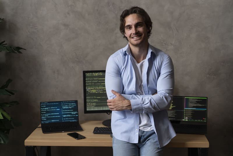 Contabilidade para desenvolvedores - imagem de programador sorrindo por ter um contador especializado em devs na sua empresa de programação