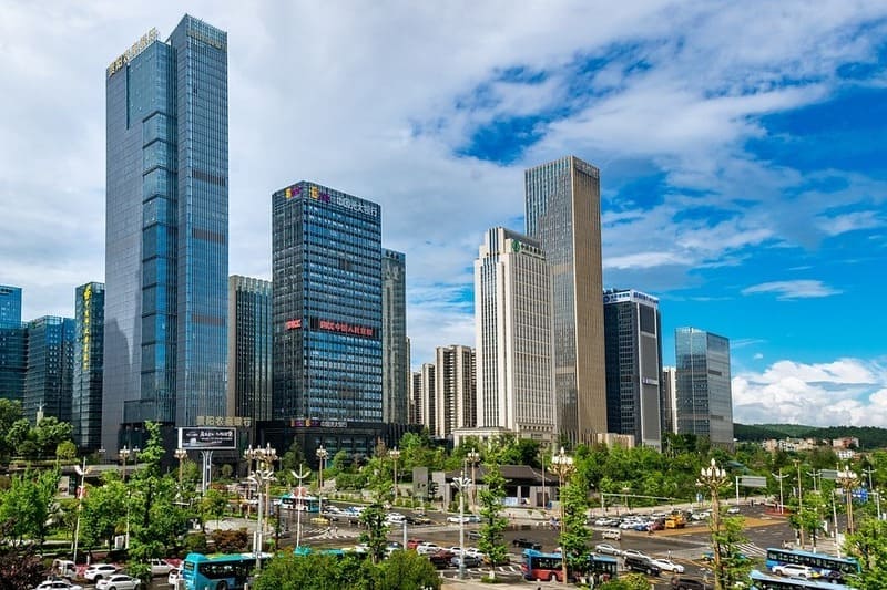 Localização para montar uma empresa - imagem de prédios comerciais em centro comercial