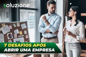 7 desafios de abrir uma empresa - Imagem de empresários discutindo sobre planejamento empresarial